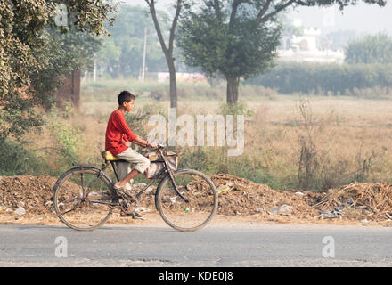 Shankar, panjab, Indien. 13. Oktober 2017. das Leben auf der Straße in Shankar, ländlichen indischen Dorf. Menschen in der morgendlichen Fahrt zur Schule und Arbeit. den Landwirten vor Ort ihre Ware durch Traktor. wenige Leute tragen Schutzhelme, so gibt es eine hohe Rate von Verletzungen und Unfällen Kredit: wansfordphoto/alamy leben Nachrichten Stockfoto