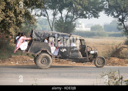 Shankar, panjab, Indien. 13. Oktober 2017. das Leben auf der Straße in Shankar, ländlichen indischen Dorf. Menschen in der morgendlichen Fahrt zur Schule und Arbeit. den Landwirten vor Ort ihre Ware durch Traktor. wenige Leute tragen Schutzhelme, so gibt es eine hohe Rate von Verletzungen und Unfällen Kredit: wansfordphoto/alamy leben Nachrichten Stockfoto