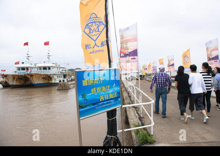 (171013) -- ZHOUSHAN, 13. Okt. 2017 (Xinhua) -- Touristen kommen an, um die Seefischerei im Hafen von Yurenzhou in der Stadt Zhoushan, ostchinesischer Provinz Zhejiang, 12. Okt. 2017 zu erleben. Die Fischereiindustrie in Zhoushan hat sich in den letzten Jahren stabil entwickelt. Das Pro-Kopf-Einkommen der lokalen Fischer in Zhoushan erreichte 10.630 Yuan (1.615 US-Dollar) in der ersten Jahreshälfte dieses Jahres, ein Plus von 8,1 Prozent gegenüber dem Vorjahr. (Xinhua/Weng Xinyang) (ry) Stockfoto