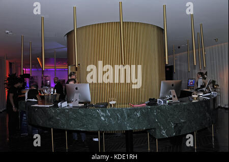 München, Deutschland. Oktober 2017. Der Rezeptionstresen, der während der Eröffnung des Roomers Hotel in München, Deutschland, am 12. Oktober 2017 zu sehen war. Ursula Düren/dpa/Alamy Live News Stockfoto