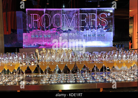 München, Deutschland. Oktober 2017. Die Eisbar, die während der Eröffnung des Roomers Hotel in München am 12. Oktober 2017 zu sehen war. Ursula Düren/dpa/Alamy Live News Stockfoto