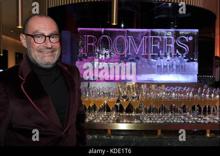 München, Deutschland. Oktober 2017. Micky Rosen, Eigentümer des Roomers Hotel, lächelt während der Eröffnung des Roomers Hotel in München, Deutschland, 12. Oktober 2017. Ursula Düren/dpa/Alamy Live News Stockfoto