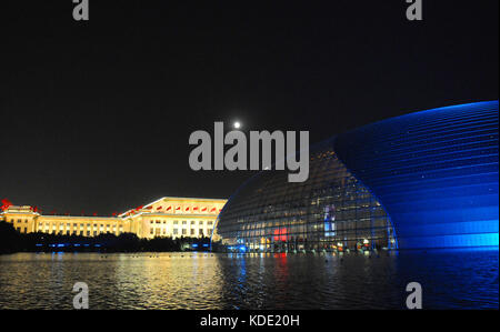 Peking, Peking, China. Oktober 2017. Nachtkulisse des Nationalen Zentrums für darstellende Kunst in Peking, China. Quelle: SIPA Asia/ZUMA Wire/Alamy Live News Stockfoto