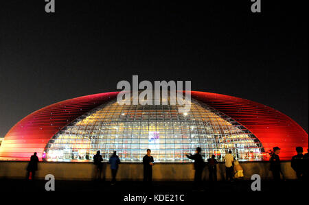 Peking, Peking, China. Oktober 2017. Nachtkulisse des Nationalen Zentrums für darstellende Kunst in Peking, China. Quelle: SIPA Asia/ZUMA Wire/Alamy Live News Stockfoto