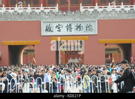 Peking, China. 13 Okt, 2017. die Touristen in Scharen in die verbotene Stadt in Peking während der nationalen Feiertag. Credit: sipa Asien/zuma Draht/alamy leben Nachrichten Stockfoto