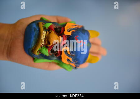 Enshi, China. 13. Oktober 2017. Die Schüler und Schülerinnen lernen zu Masken der nuo Oper an der Tujia und Miao enshi autonomen Präfektur in der Provinz Hubei in Zentralchina. Masken sind ein Unterscheidungsmerkmal der nuo Oper, einem alten Folk drama, das noch in vielen chinesischen Provinzen entlang des Yangtze River beliebt ist. nuo Oper Darsteller geglaubt werden, gewinnen die Fähigkeit, mit Gottheiten zu kommunizieren, sobald sie ihre Masken tragen. Credit: zuma Press, Inc./alamy leben Nachrichten Stockfoto