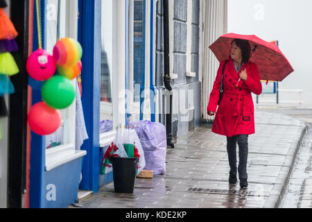 Aberystwyth Wales UK, Freitag 13 Oktober 2017 UK Wetter: Pech für einige , Freitag der 13. ist ein bewölktes, nasses und windiges Tag in Aberystwyth Wales. Das Wetter wird sich voraussichtlich über das Wochenende verbessern, mit einer Wolke warmer Luft, die vom Kontinent hereinweht, mit einer Möglichkeit von Temperaturen in den niedrigen 20ºs celsius in Teilen des Südens und Südens von England.Fotos © Keith Morris / Alamy Live News Stockfoto