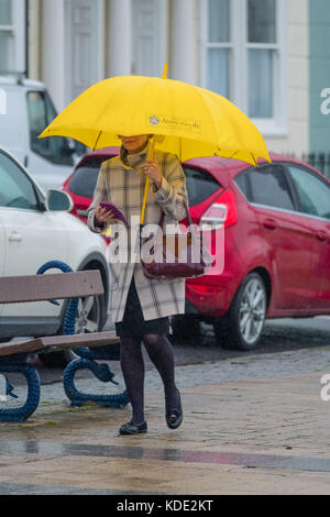 Aberystwyth Wales UK, Freitag 13 Oktober 2017 UK Wetter: Pech für einige , Freitag der 13. ist ein bewölktes, nasses und windiges Tag in Aberystwyth Wales. Das Wetter wird sich voraussichtlich über das Wochenende verbessern, mit einer Wolke warmer Luft, die vom Kontinent hereinweht, mit einer Möglichkeit von Temperaturen in den niedrigen 20ºs celsius in Teilen des Südens und Südens von England.Fotos © Keith Morris / Alamy Live News Stockfoto