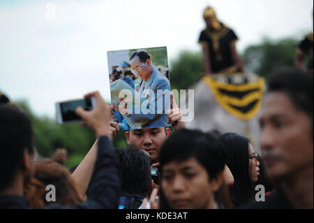 Ayutthaya, Thailand. Oktober 2017. Ein Trauer hält ein Porträt des verstorbenen thailändischen Königs Bhumibol Adulyadej während einer Zeremonie zum ersten Todestag des verstorbenen thailändischen Königs in Ayutthaya, Zentralthailand, am 13. Oktober 2017. König Bhumibol Adulyadej starb am 13. Oktober letzten Jahres, und die thailändische Regierung hat den 13. Oktober zu einem jährlichen Feiertag zum Gedenken an den verstorbenen König gemacht. Quelle: Xinhua/Alamy Live News Stockfoto