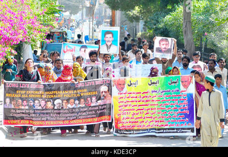 Mitglieder von Voice for Missing Persons des Sindh Forums veranstalten am Donnerstag, den 12. Oktober 2017, im Presseclub Larkana eine Protestdemonstration für die Rückführung vermisster Personen. Stockfoto