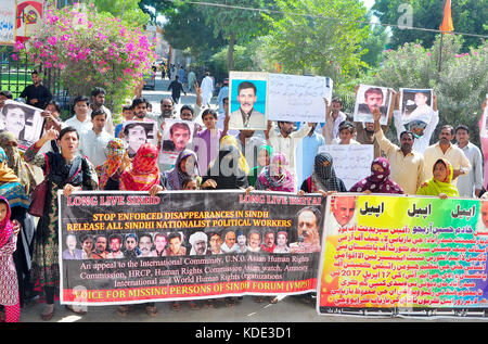 Mitglieder von Voice for Missing Persons des Sindh Forums veranstalten am Donnerstag, den 12. Oktober 2017, im Presseclub Larkana eine Protestdemonstration für die Rückführung vermisster Personen. Stockfoto