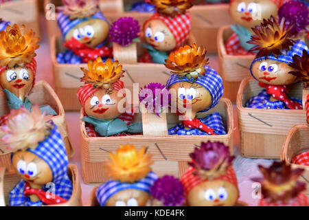 Weimar, Deutschland. Oktober 2017. Zwiebelfiguren werden auf einem Marktstand während des 364. „Weimarer Zwiebelmarktes“ in Weimar, Deutschland, 13. Oktober 2017 verkauft. Das berühmteste Volksfest Thüringens zieht bis zum 15. Oktober rund 300,000 Besucher an. Rund 500 Stände bieten die beliebten rot-weiß geflochtenen Zwiebelbündel, warme Zwiebeltorte, Thüringer Bratwurst, Getränke und Kunsthandwerk an. Quelle: Martin Schutt/dpa-Zentralbild/dpa/Alamy Live News Stockfoto