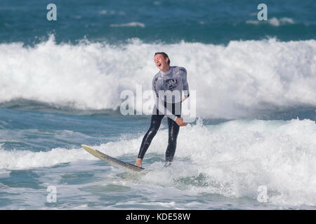 Fistral Beach, Newquay, Cornwall, England. 13. Oktober, 2017. Surfer nehmen an Tag 1 heizt der britischen Universität und Hochschule Sport Surfen Wettbewerb. Zahlreiche college Surfer nahmen an der Veranstaltung in der Messe Wetter. Stockfoto