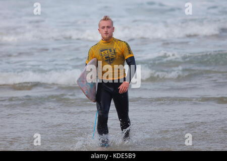 Fistral Beach, Newquay, Cornwall, England. 13. Oktober, 2017. Surfer nehmen an Tag 1 heizt der britischen Universität und Hochschule Sport Surfen Wettbewerb. Zahlreiche college Surfer nahmen an der Veranstaltung in der Messe Wetter. Stockfoto