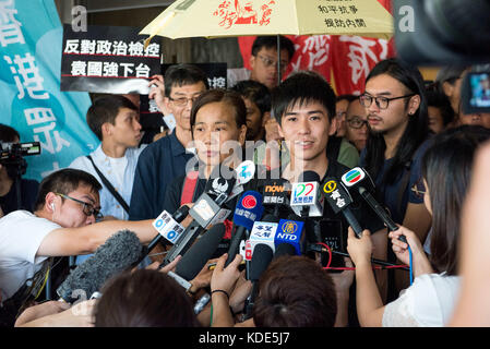 Hong Kong, Hong Kong SAR, China. 13 Okt, 2017. Ehemalige Studentenführer lester shum, (c) eine der Aktivistinnen wegen Missachtung des Gerichts gefunden, spricht mit dem media.protesters Sammeln außerhalb des High Court in Hongkong zu hören weitere gerichtliche Entscheidungen im Zusammenhang mit dem Moment der 2014 besetzen. Der Gerichtshof verurteilt 20 Aktivistinnen, darunter Studentenführer Josua Wong, für herausfordernde Behörden versuchen, einen Protest site zu löschen. Credit: jayne Russell/zuma Draht/alamy leben Nachrichten Stockfoto