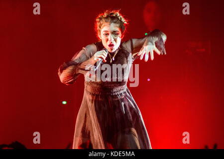 Mailand, Italien. 12 Okt, 2017. Die Neuseeländische Singer-Songwriter LORDE führt live auf der Bühne Fabrique während der 'Melodrama World Tour 2017 "Credit: Rodolfo Sassano/Alamy leben Nachrichten Stockfoto