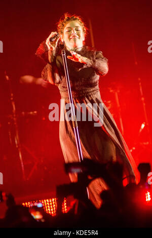 Mailand, Italien. 12 Okt, 2017. Die Neuseeländische Singer-Songwriter LORDE führt live auf der Bühne Fabrique während der 'Melodrama World Tour 2017 "Credit: Rodolfo Sassano/Alamy leben Nachrichten Stockfoto