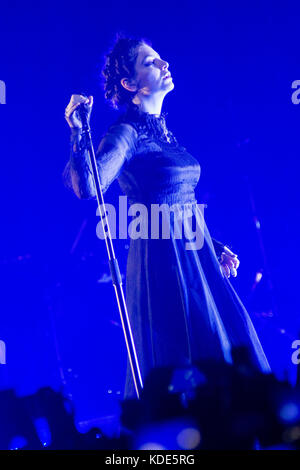 Mailand, Italien. 12 Okt, 2017. Die Neuseeländische Singer-Songwriter LORDE führt live auf der Bühne Fabrique während der 'Melodrama World Tour 2017 "Credit: Rodolfo Sassano/Alamy leben Nachrichten Stockfoto
