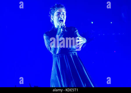 Mailand, Italien. 12 Okt, 2017. Die Neuseeländische Singer-Songwriter LORDE führt live auf der Bühne Fabrique während der 'Melodrama World Tour 2017 "Credit: Rodolfo Sassano/Alamy leben Nachrichten Stockfoto