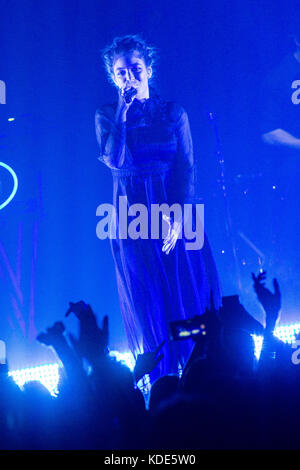 Mailand, Italien. 12 Okt, 2017. Die Neuseeländische Singer-Songwriter LORDE führt live auf der Bühne Fabrique während der 'Melodrama World Tour 2017 "Credit: Rodolfo Sassano/Alamy leben Nachrichten Stockfoto