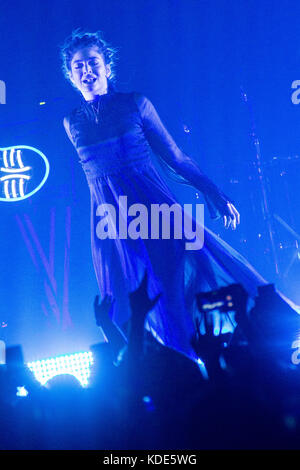 Mailand, Italien. 12 Okt, 2017. Die Neuseeländische Singer-Songwriter LORDE führt live auf der Bühne Fabrique während der 'Melodrama World Tour 2017 "Credit: Rodolfo Sassano/Alamy leben Nachrichten Stockfoto
