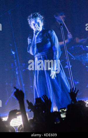 Mailand, Italien. 12 Okt, 2017. Die Neuseeländische Singer-Songwriter LORDE führt live auf der Bühne Fabrique während der 'Melodrama World Tour 2017 "Credit: Rodolfo Sassano/Alamy leben Nachrichten Stockfoto