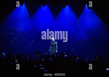 Mailand, Italien. 12 Okt, 2017. Die Neuseeländische Singer-Songwriter LORDE führt live auf der Bühne Fabrique während der 'Melodrama World Tour 2017 "Credit: Rodolfo Sassano/Alamy leben Nachrichten Stockfoto