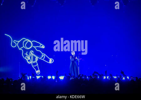 Mailand, Italien. 12 Okt, 2017. Die Neuseeländische Singer-Songwriter LORDE führt live auf der Bühne Fabrique während der 'Melodrama World Tour 2017 "Credit: Rodolfo Sassano/Alamy leben Nachrichten Stockfoto