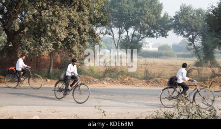 Shankar, panjab, Indien. 13 Okt, 2017. das Leben auf der Straße in Shankar, ländlichen indischen Dorf. Menschen in der morgendlichen Fahrt zur Schule und Arbeit. den Landwirten vor Ort ihre Ware durch Traktor. wenige Leute tragen Schutzhelme, so gibt es eine hohe Rate von Verletzungen und Unfällen Kredit: wansfordphoto/alamy leben Nachrichten Stockfoto