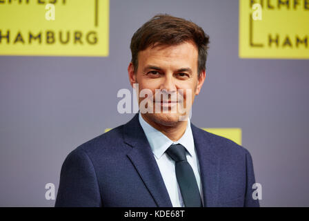 Hamburg, Deutschland. Oktober 2017. Der französische Regisseur Francois Ozon kommt zur Deutschlandpremiere des Films „L·Amant Double“ beim Filmfest in Hamburg am 13. Oktober 2017. Quelle: Georg Wendt/dpa/Alamy Live News Stockfoto