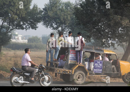 Shankar, panjab, Indien. 13 Okt, 2017. das Leben auf der Straße in Shankar, ländlichen indischen Dorf. Menschen in der morgendlichen Fahrt zur Schule und Arbeit. den Landwirten vor Ort ihre Ware durch Traktor. wenige Leute tragen Schutzhelme, so gibt es eine hohe Rate von Verletzungen und Unfällen Kredit: wansfordphoto/alamy leben Nachrichten Stockfoto