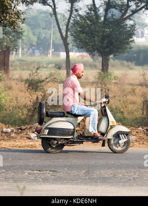 Shankar, panjab, Indien. 13 Okt, 2017. das Leben auf der Straße in Shankar, ländlichen indischen Dorf. Menschen in der morgendlichen Fahrt zur Schule und Arbeit. den Landwirten vor Ort ihre Ware durch Traktor. wenige Leute tragen Schutzhelme, so gibt es eine hohe Rate von Verletzungen und Unfällen Kredit: wansfordphoto/alamy leben Nachrichten Stockfoto