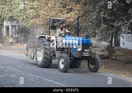 Shankar, panjab, Indien. 13 Okt, 2017. das Leben auf der Straße in Shankar, ländlichen indischen Dorf. Menschen in der morgendlichen Fahrt zur Schule und Arbeit. den Landwirten vor Ort ihre Ware durch Traktor. wenige Leute tragen Schutzhelme, so gibt es eine hohe Rate von Verletzungen und Unfällen Kredit: wansfordphoto/alamy leben Nachrichten Stockfoto