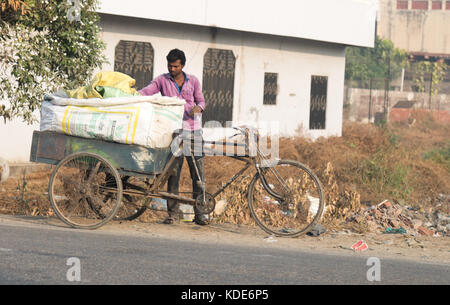 Shankar, panjab, Indien. 13 Okt, 2017. das Leben auf der Straße in Shankar, ländlichen indischen Dorf. Mann recyclying durch das Sammeln von Kunststoff und Glas von der Straße müll Credit: wansfordphoto/alamy leben Nachrichten Stockfoto