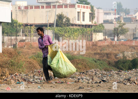 Shankar, panjab, Indien. 13 Okt, 2017. das Leben auf der Straße in Shankar, ländlichen indischen Dorf. Mann recyclying durch das Sammeln von Kunststoff und Glas von der Straße müll Credit: wansfordphoto/alamy leben Nachrichten Stockfoto