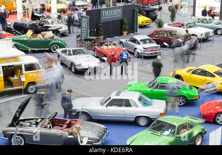 Hamburg, Deutschland. Oktober 2017. Besucher sehen sich Oldtimer auf der Hamburg Motor Classics am 13. Oktober 2017 in Hamburg an. Die Messe findet vom 13. Bis 15. Oktober 2017 statt und ist die erste Ausgabe der neuen Messe für alte Autos und Motorräder. Quelle: Christophe Gateau/dpa/Alamy Live News Stockfoto