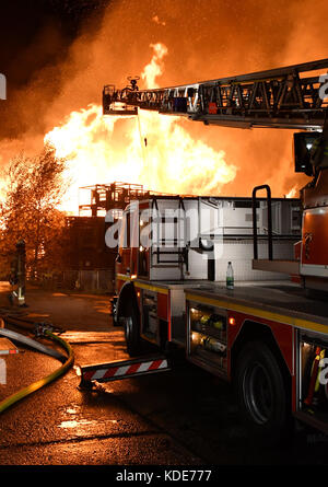 Berlin, Deutschland. Oktober 2017. Feuerwehrleute versuchen, einen Brand in Alt-Hohenschoenhausen, einem Teil von Berlin, am 13. Oktober 2017 zu kontrollieren. Etwa 80 Feuerwehrleute sind beteiligt. Quelle: Paul Zinken/dpa/Alamy Live News Stockfoto