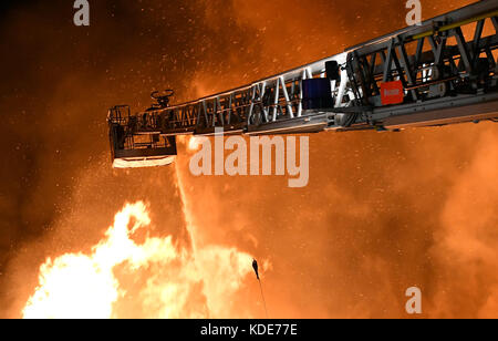 Berlin, Deutschland. Oktober 2017. Feuerwehrleute versuchen, einen Brand in Alt-Hohenschoenhausen, einem Teil von Berlin, am 13. Oktober 2017 zu kontrollieren. Etwa 80 Feuerwehrleute sind beteiligt. Quelle: Paul Zinken/dpa/Alamy Live News Stockfoto