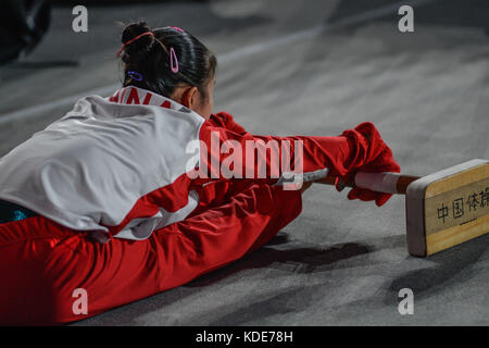 Montreal, Quebec, Kanada. 1. Okt 2017. Eine Turnerin aus China erstreckt sich während podium Training vor Konkurrenz im Olympiastadion in Montreal, Quebec statt. Credit: Amy Sanderson/ZUMA Draht/Alamy leben Nachrichten Stockfoto