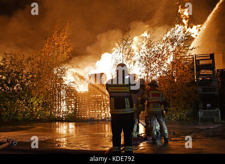 Berlin, Deutschland. Oktober 2017. Feuerwehrleute versuchen, einen Brand in Alt-Hohenschoenhausen, einem Teil von Berlin, am 13. Oktober 2017 zu kontrollieren. Etwa 80 Feuerwehrleute sind beteiligt. Quelle: Paul Zinken/dpa/Alamy Live News Stockfoto