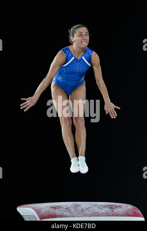 Montreal, Quebec, Kanada. 1. Okt 2017. OKSANA CHUSOVITINA, aus Usbekistan, Gewölbe während podium Training vor Konkurrenz im Olympiastadion in Montreal, Quebec statt. Credit: Amy Sanderson/ZUMA Draht/Alamy leben Nachrichten Stockfoto