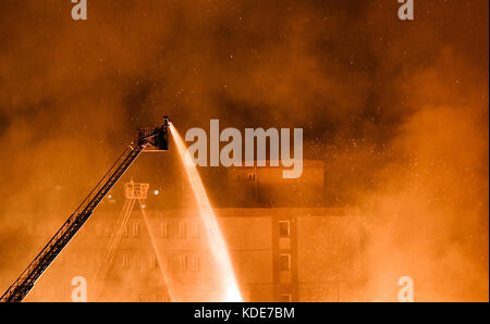 Berlin, Deutschland. Oktober 2017. Feuerwehrleute versuchen, einen Brand in Alt-Hohenschoenhausen, einem Teil von Berlin, am 13. Oktober 2017 zu kontrollieren. Etwa 80 Feuerwehrleute sind beteiligt. Quelle: Paul Zinken/dpa/Alamy Live News Stockfoto