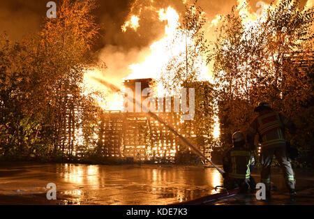 Berlin, Deutschland. Oktober 2017. Feuerwehrleute versuchen, einen Brand in Alt-Hohenschoenhausen, einem Teil von Berlin, am 13. Oktober 2017 zu kontrollieren. Etwa 80 Feuerwehrleute sind beteiligt. Quelle: Paul Zinken/dpa/Alamy Live News Stockfoto