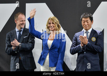 Montreal, Quebec, Kanada. 6. Okt 2017. NADIA COMANECI (Mitte), ist an die Masse während Vielseitige Finale der Frauen präsentiert im Olympiastadion in Montreal, Quebec statt. Credit: Amy Sanderson/ZUMA Draht/Alamy leben Nachrichten Stockfoto