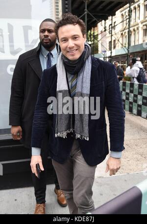 New York, NY, USA. Oktober 2017. Rocco DiSpirito sah, bei AOL BUILD, um sein neues Kochbuch ROCCO's HEALTHY DELICIOUS Out and about für Celebrity Candids zu promoten - FR, New York, NY 13. Oktober 2017. Quelle: Derek Storm/Everett Collection/Alamy Live News Stockfoto