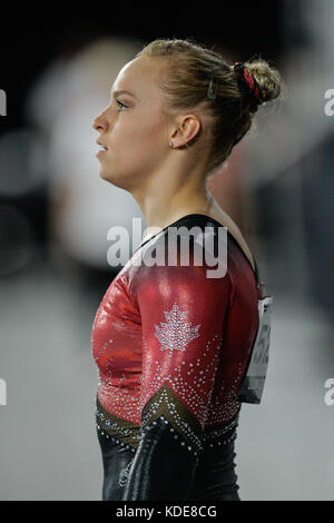 Montreal, Quebec, Kanada. 3. Okt 2017. ELLIE SCHWARZ, aus Kanada, Prost auf ihre Teamkollegin während des ersten Tages der Konkurrenz am Olympiastadion in Montreal, Quebec statt. Credit: Amy Sanderson/ZUMA Draht/Alamy leben Nachrichten Stockfoto