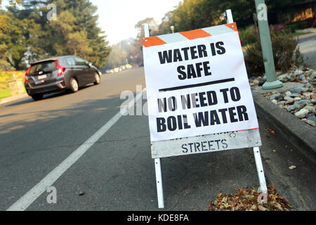 Napa, CA, USA. Oktober 2017. Ein Schild weist darauf hin, dass die Gäste in ihre Häuser in der Nähe des Silverado Resort and Spa zurückkehren. Die Evakuierungsbefehle wurden auf Teilen des östlichen Napa in der Nähe des Resorts aufgehoben, als die Feuerwehrleute begannen, eine Oberhand über das Atlas-Feuer zu gewinnen, das eine Reihe von Häusern in der Gegend zerstörte. Quelle: Napa Valley Register/ZUMA Wire/Alamy Live News Stockfoto