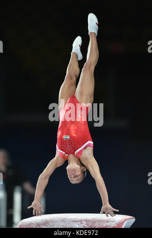 Oktober 4, 2017 - Montreal, Quebec, Kanada - Oksana Chusovitina, aus Usbekistan, konkurriert auf Gewölbe während der dritte Tag der Qualifikation im Olympiastadion in Montreal, Quebec statt. (Bild: © Amy Sanderson über ZUMA Draht) Stockfoto