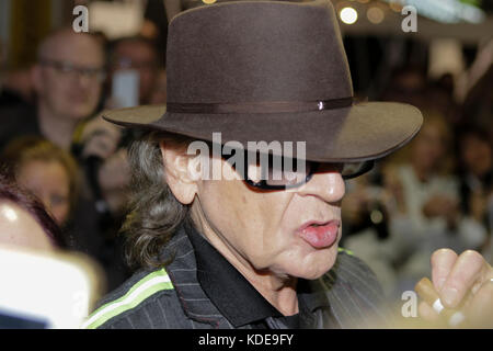 Frankfurt am Main, Deutschland. 13. Oktober 2017. Udo Lindenberg abgebildet ist auf dem Stand der Teneues Verlag. deutsche Veteran Rock Musiker Udo Lindenberg Leben auf der Frankfurter Buchmesse durchgeführt. Die Performance war Teil der Präsentation der neuen Foto Buch von deutschen Fotografin tine acke tšrker als Zeit-sterben stadiontourõ (stärker als die Zeit - die Stadion Tour) über Udo lindenbergõs neueste Tour sterben. Er auf der Bühne von Mitgliedern seiner panikorchester unterstützt wurde. Stockfoto