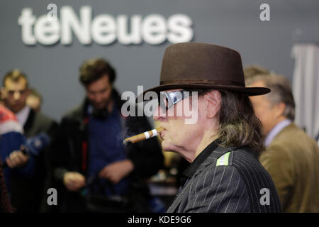 Frankfurt am Main, Deutschland. 13. Oktober 2017. Udo Lindenberg abgebildet ist auf dem Stand der Teneues Verlag. deutsche Veteran Rock Musiker Udo Lindenberg Leben auf der Frankfurter Buchmesse durchgeführt. Die Performance war Teil der Präsentation der neuen Foto Buch von deutschen Fotografin tine acke tšrker als Zeit-sterben stadiontourõ (stärker als die Zeit - die Stadion Tour) über Udo lindenbergõs neueste Tour sterben. Er auf der Bühne von Mitgliedern seiner panikorchester unterstützt wurde. Stockfoto